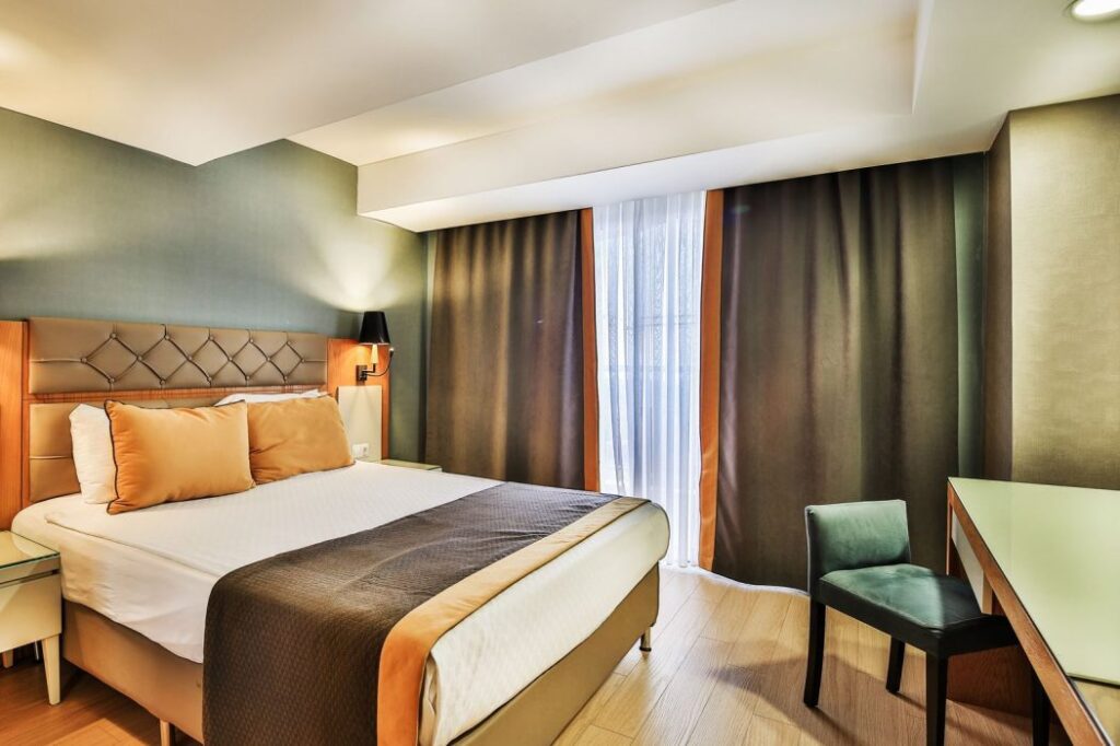 Hotel Saturn Palace in Lara standaardkamer die van alle comfort en benodigheden verzekerd is
