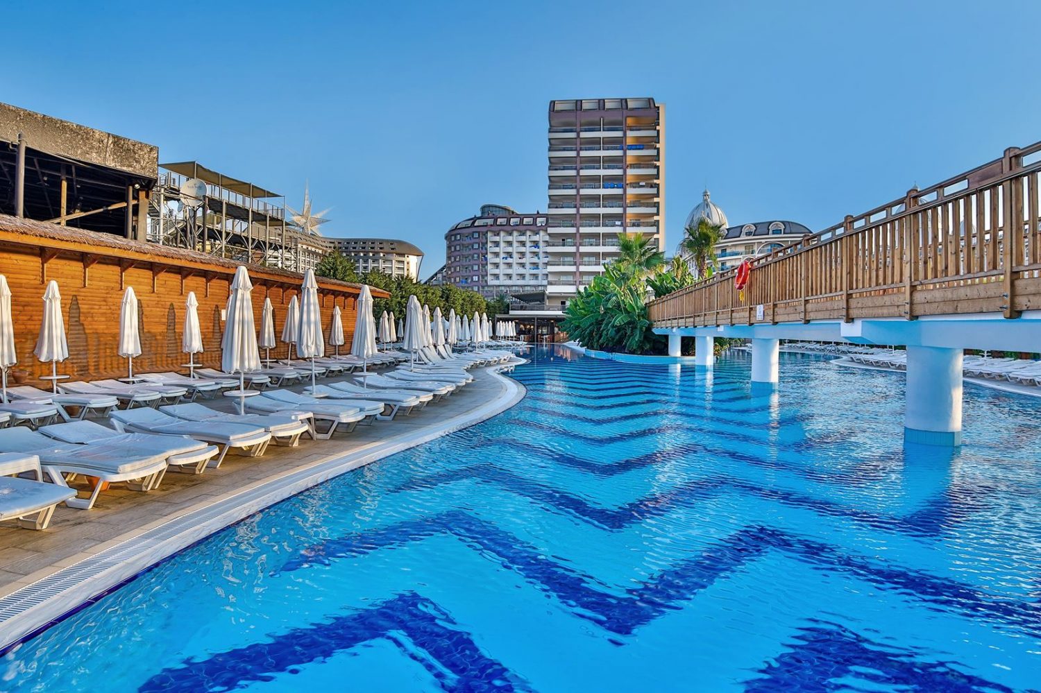 Hotel Saturn Palace in Lara het zwembad met loopbrug over het water heen naar het hotel